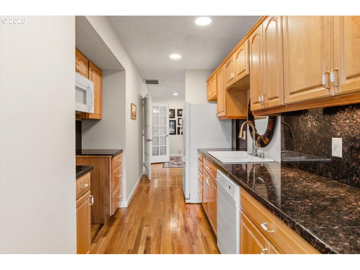 9845 Southwest Eagle Lane Beaverton, OR 97008 - Photo 22 of 46 Separate Living Quarters