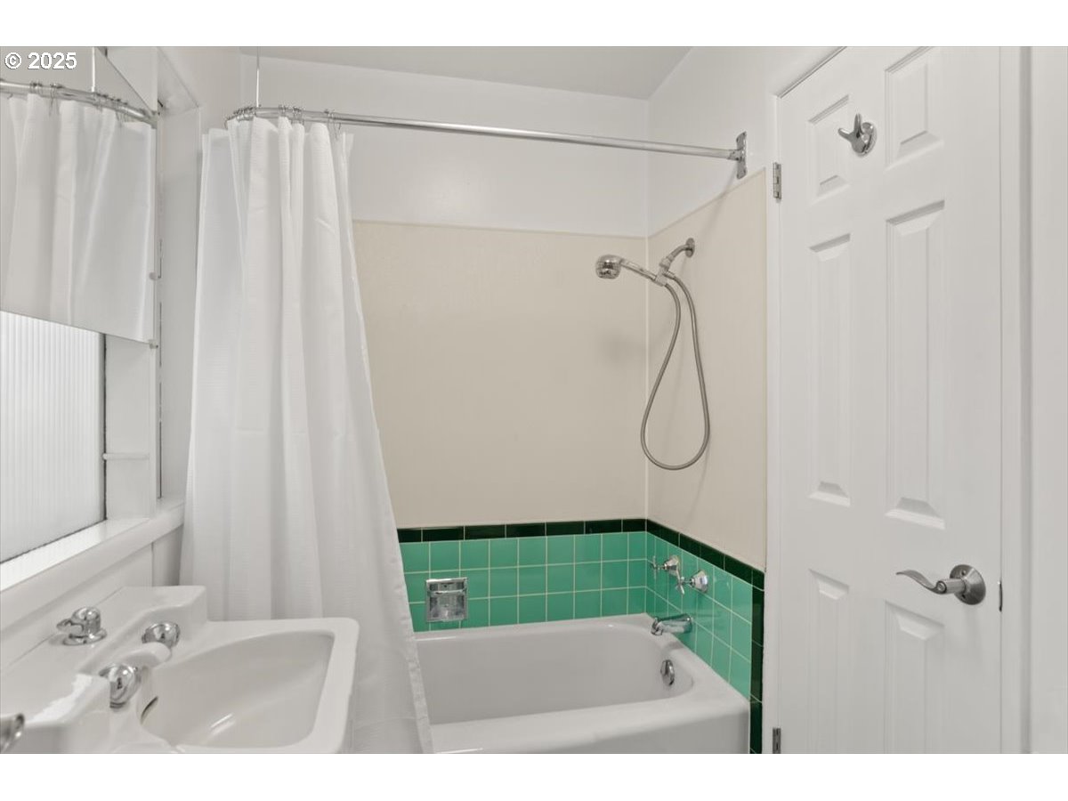 9845 Southwest Eagle Lane Beaverton, OR 97008 - Photo 26 of 46 Owner's Suite Bathroom