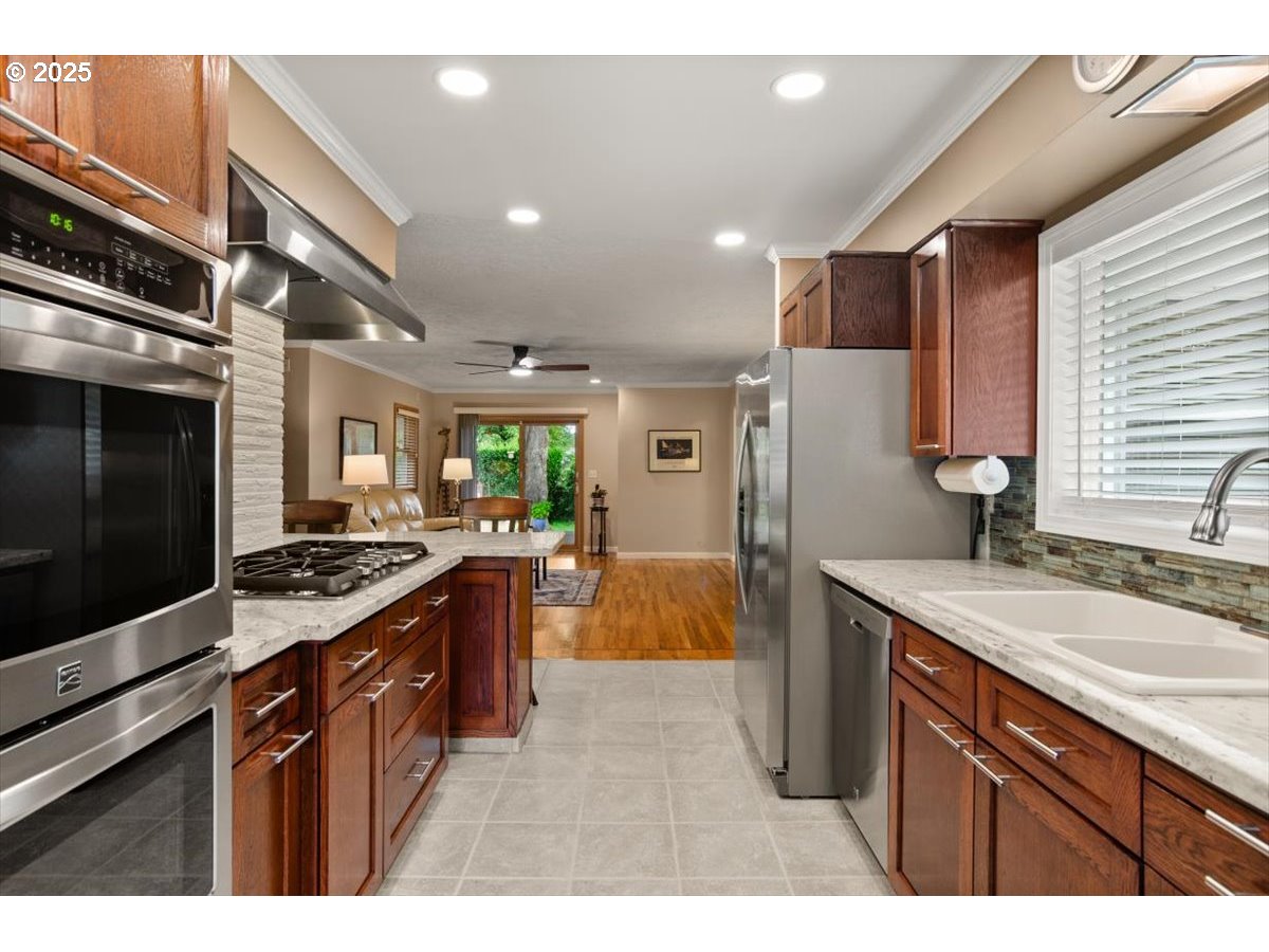 9845 Southwest Eagle Lane Beaverton, OR 97008 - Photo 7 of 46 Kitchen