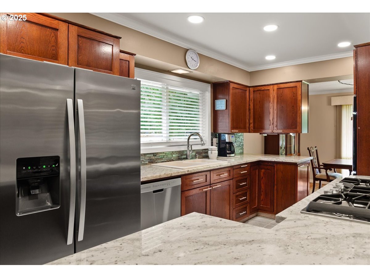 9845 Southwest Eagle Lane Beaverton, OR 97008 - Photo 9 of 46 Kitchen