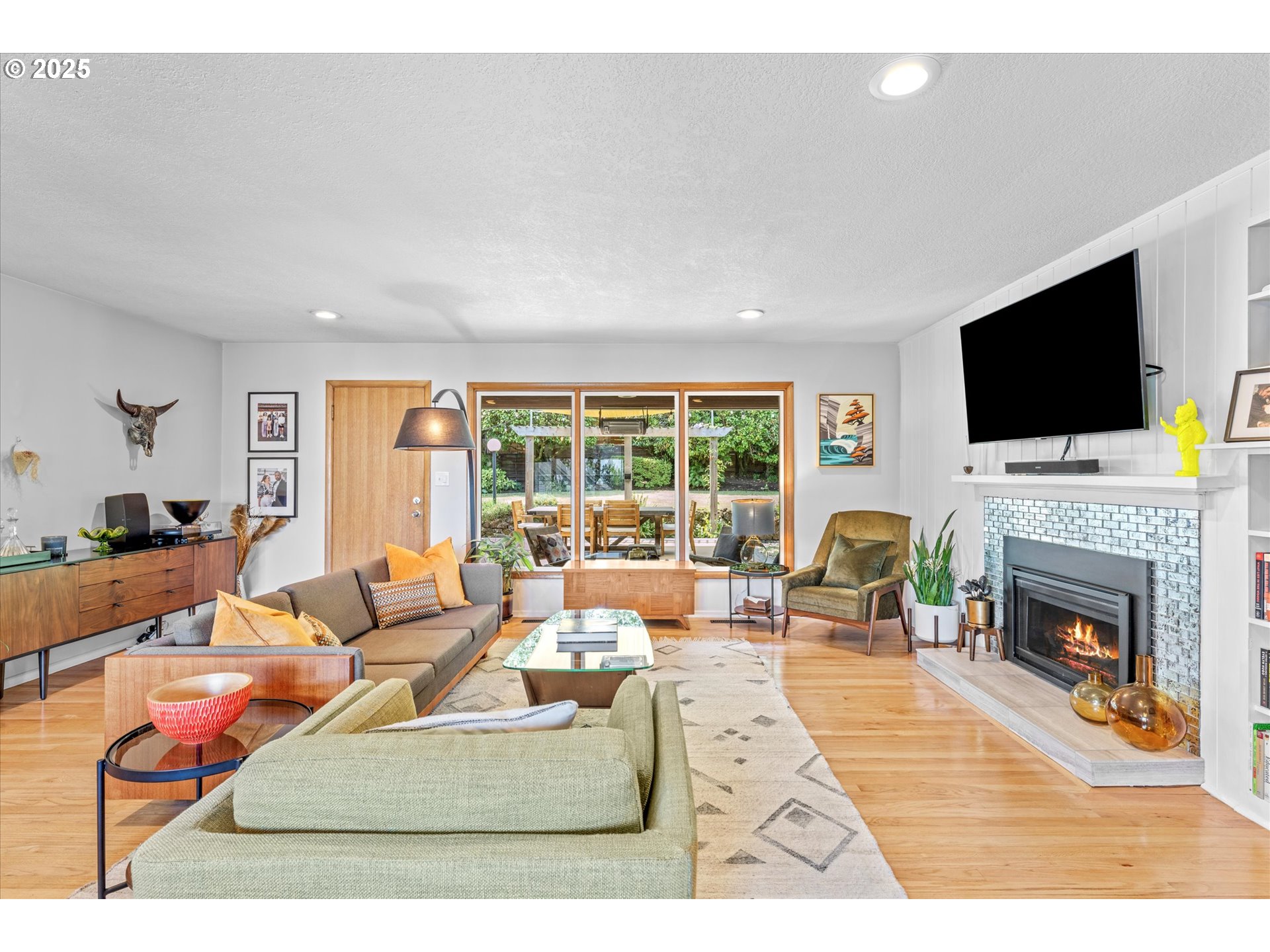 8335 Southwest 6th Avenue Portland, OR 97219 - Photo 9 of 46 Living Room