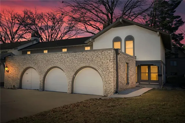 $275,000 | 10208 Robinson Street, Overland Park, KS 66212