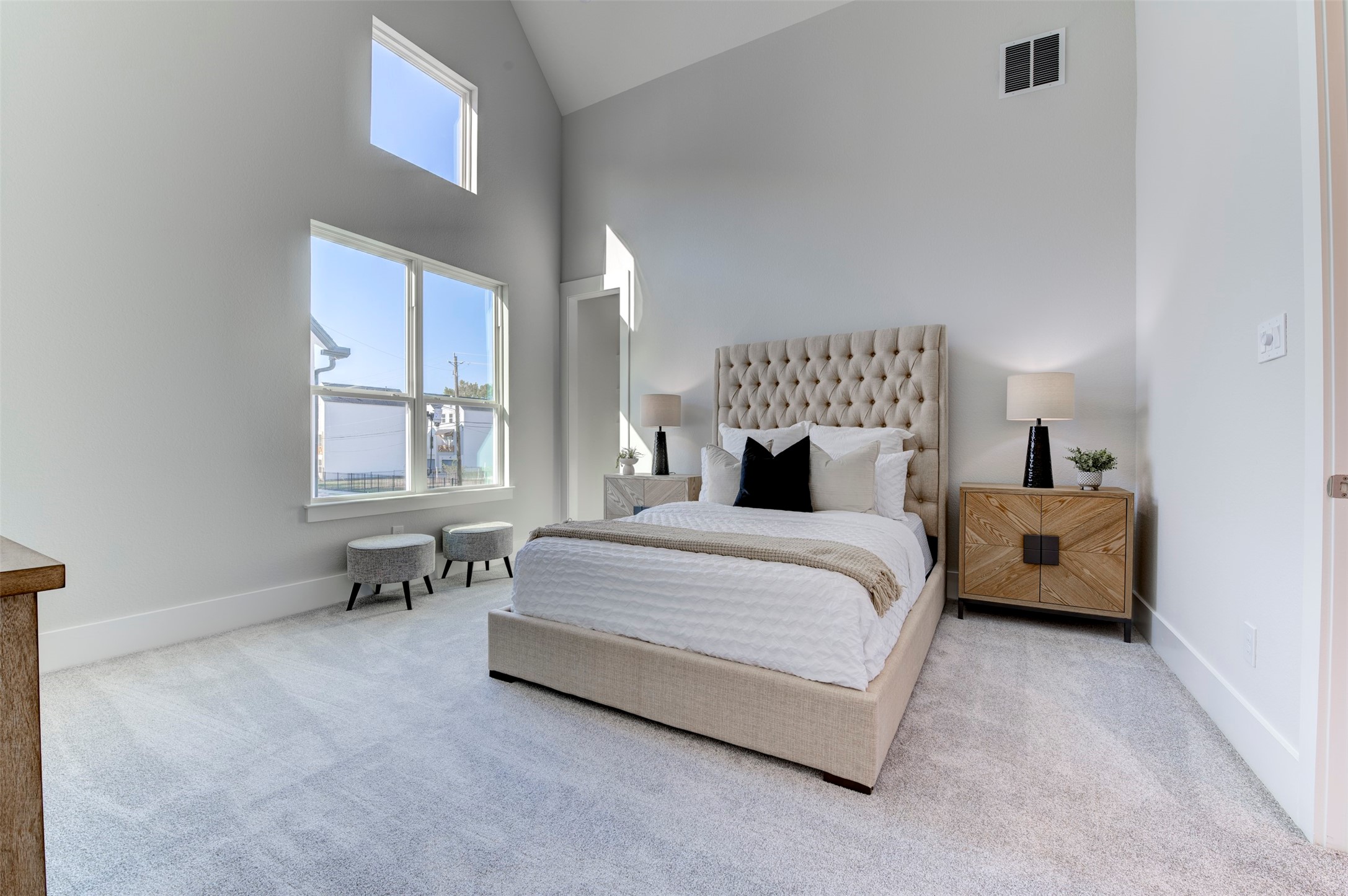 5142 Rosslyn Road Houston, TX 77018 - Photo 24 of 40 a bedroom with a bed and a window