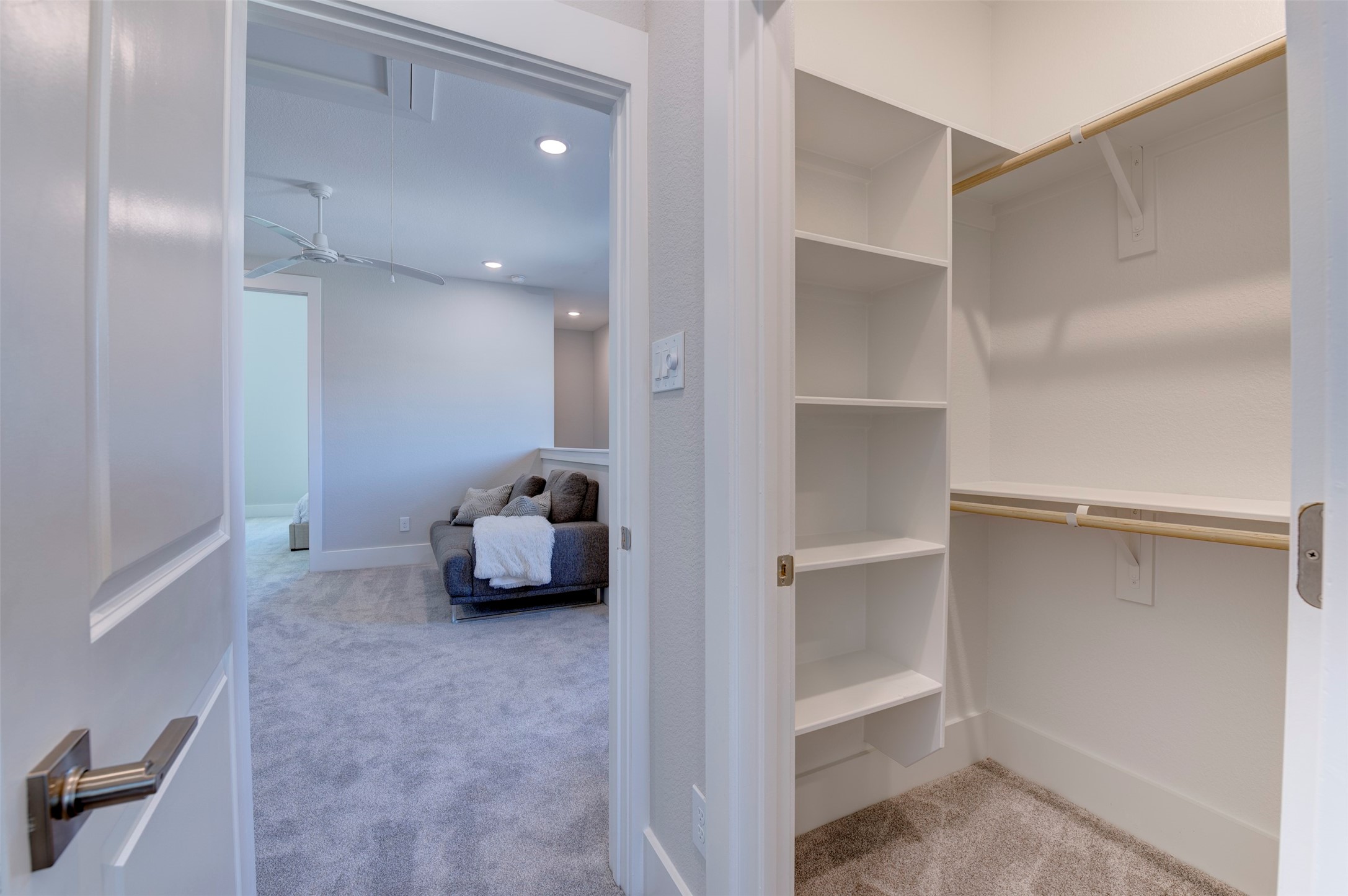 5142 Rosslyn Road Houston, TX 77018 - Photo 38 of 40 a room with a walk in closet and a window