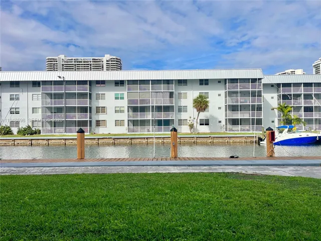$1,900 | 3551 Northeast 169th Street, Unit 112, North Miami Beach, FL 33160