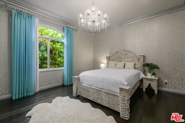 $25,000 | 4705 Los Feliz Boulevard, Los Angeles, CA 90027