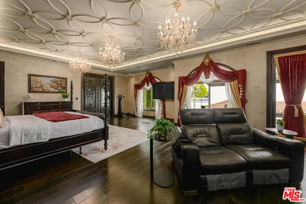 $25,000 | 4705 Los Feliz Boulevard, Los Angeles, CA 90027