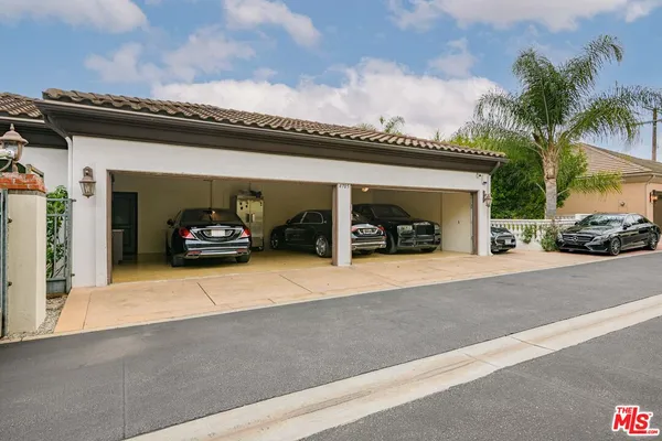 $25,000 | 4705 Los Feliz Boulevard, Los Angeles, CA 90027