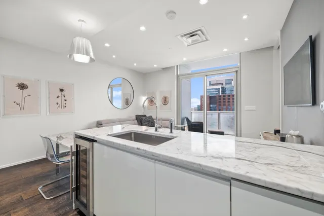 $3,500 | 200 Congress Avenue, Unit 33BB, Austin, TX 78701