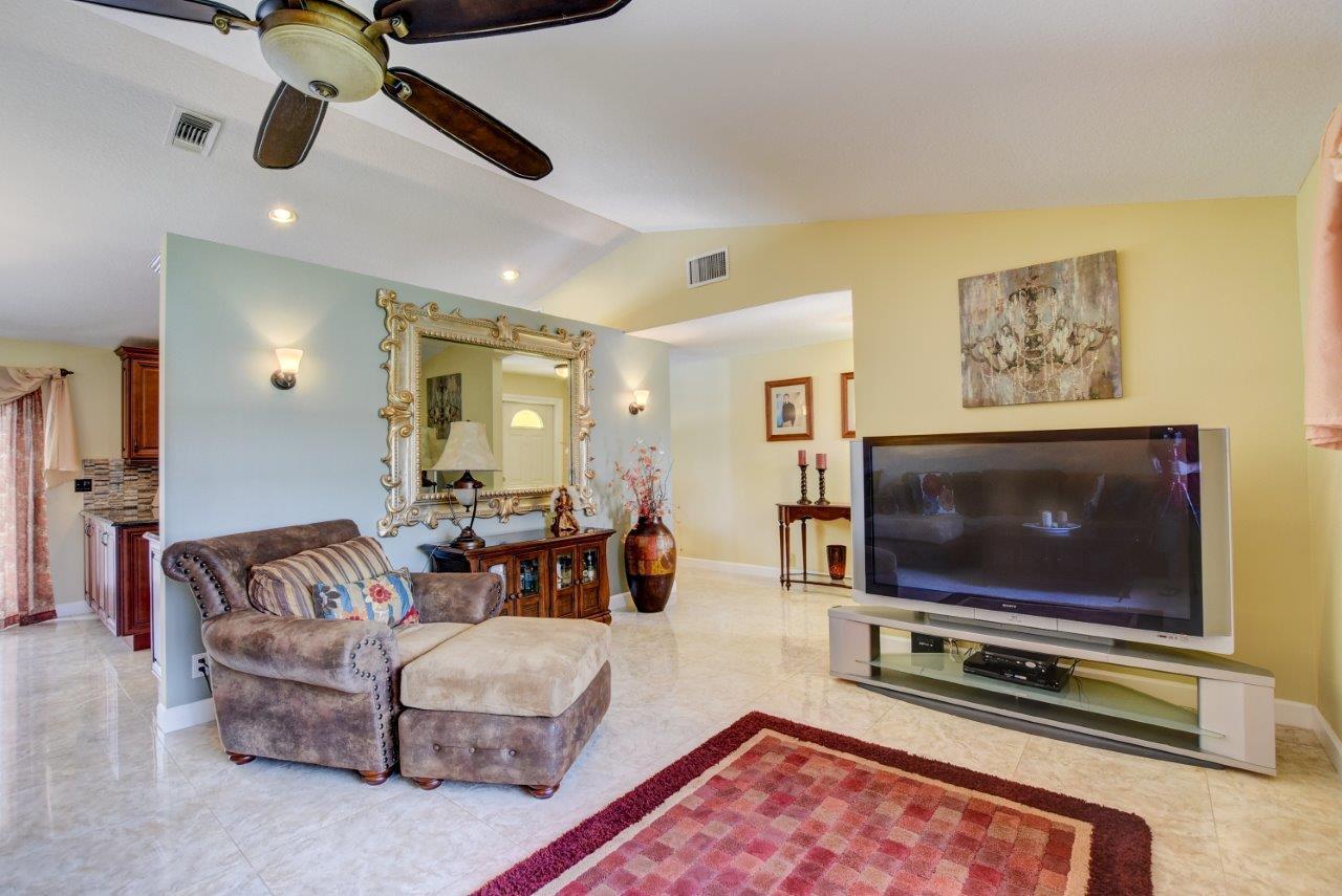 9726 Ohio Place Boca Raton, FL 33434 - Photo 6 of 29 Living Room