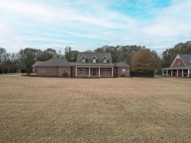 a view of house with a big yard