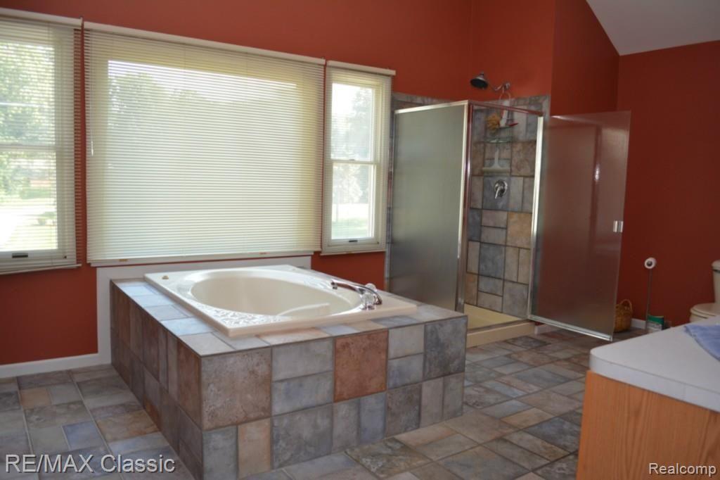 2821 Potter Road Wixom, MI 48393 - Photo 21 of 41 Master Bath 3.jpg