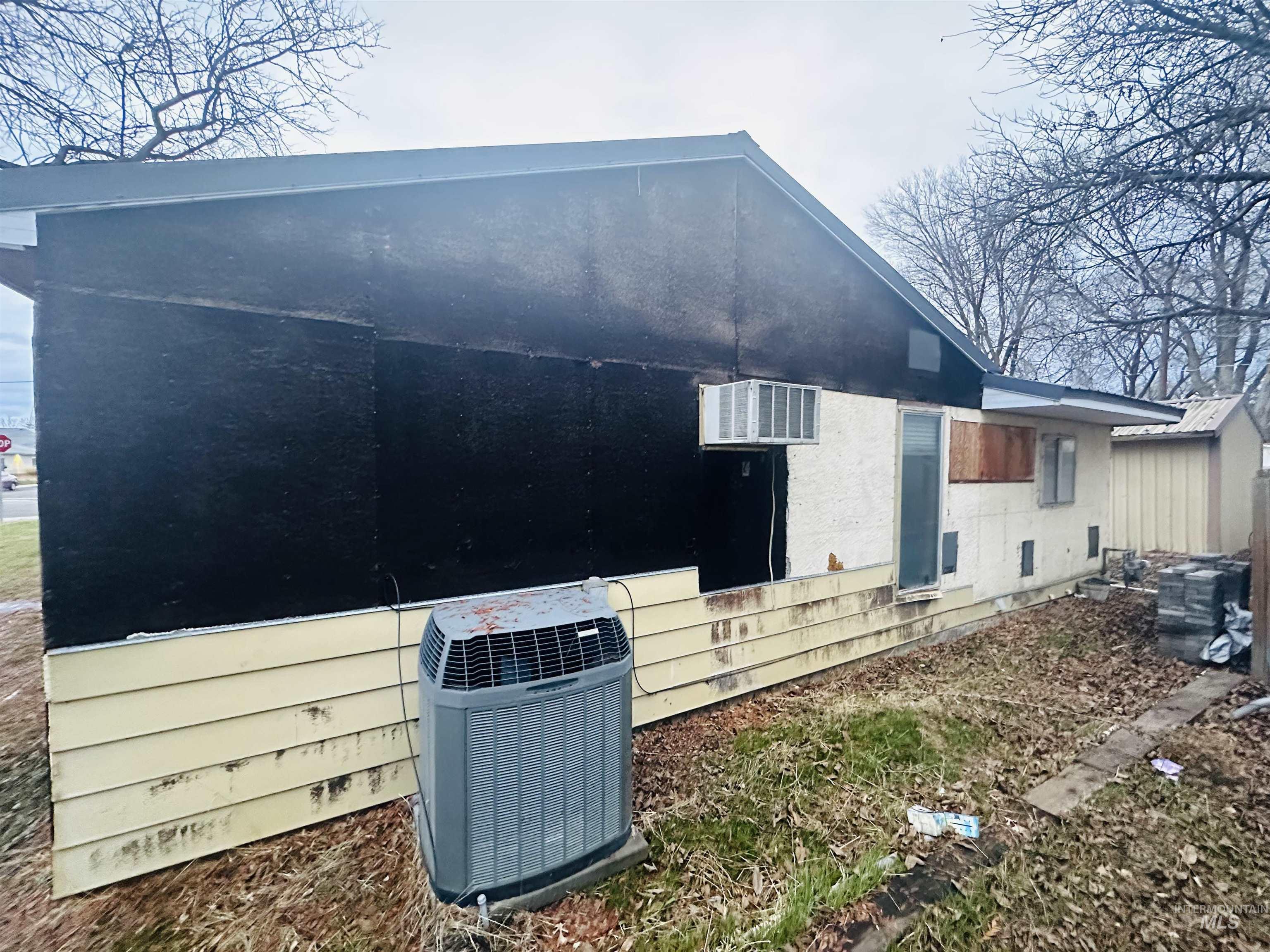 410 South Yakima Street Vale, OR 97918 - Photo 27 of 29 View of side of home with a cooling unit