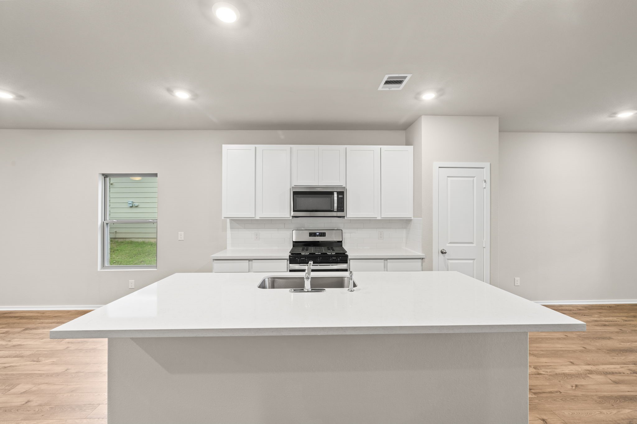 12182 Ridge Top Drive Conroe, TX 77304 - Photo 4 of 27