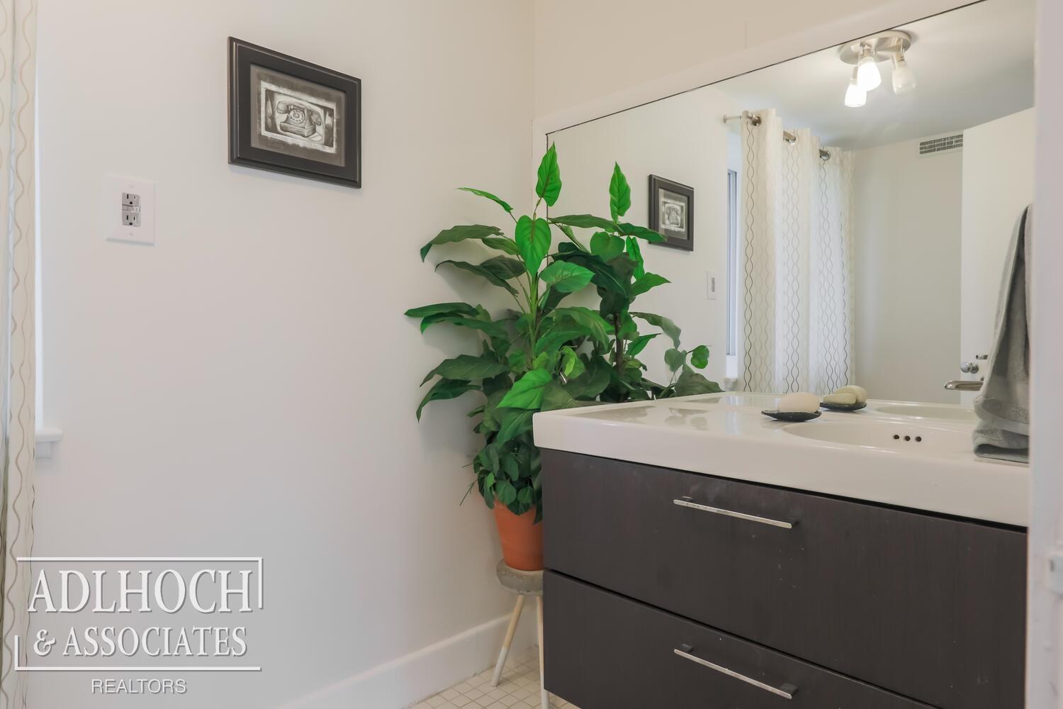 681 Roslyn Road Grosse Pointe, MI 48236 - Photo 15 of 32 50115636-32.JPG