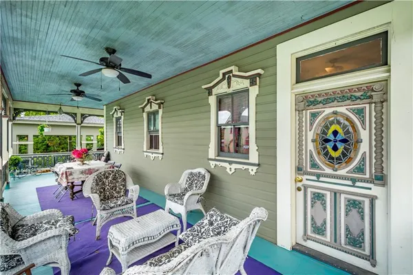 a view of a yard with a house