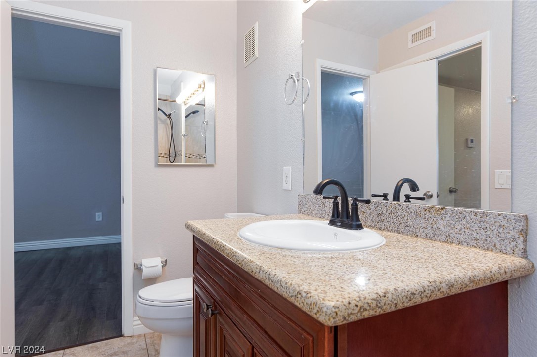 7950 West Flamingo Road, Unit 2072 Las Vegas, NV 89147 - Photo 29 of 36 2nd bath view to door leading into 2nd bedroom