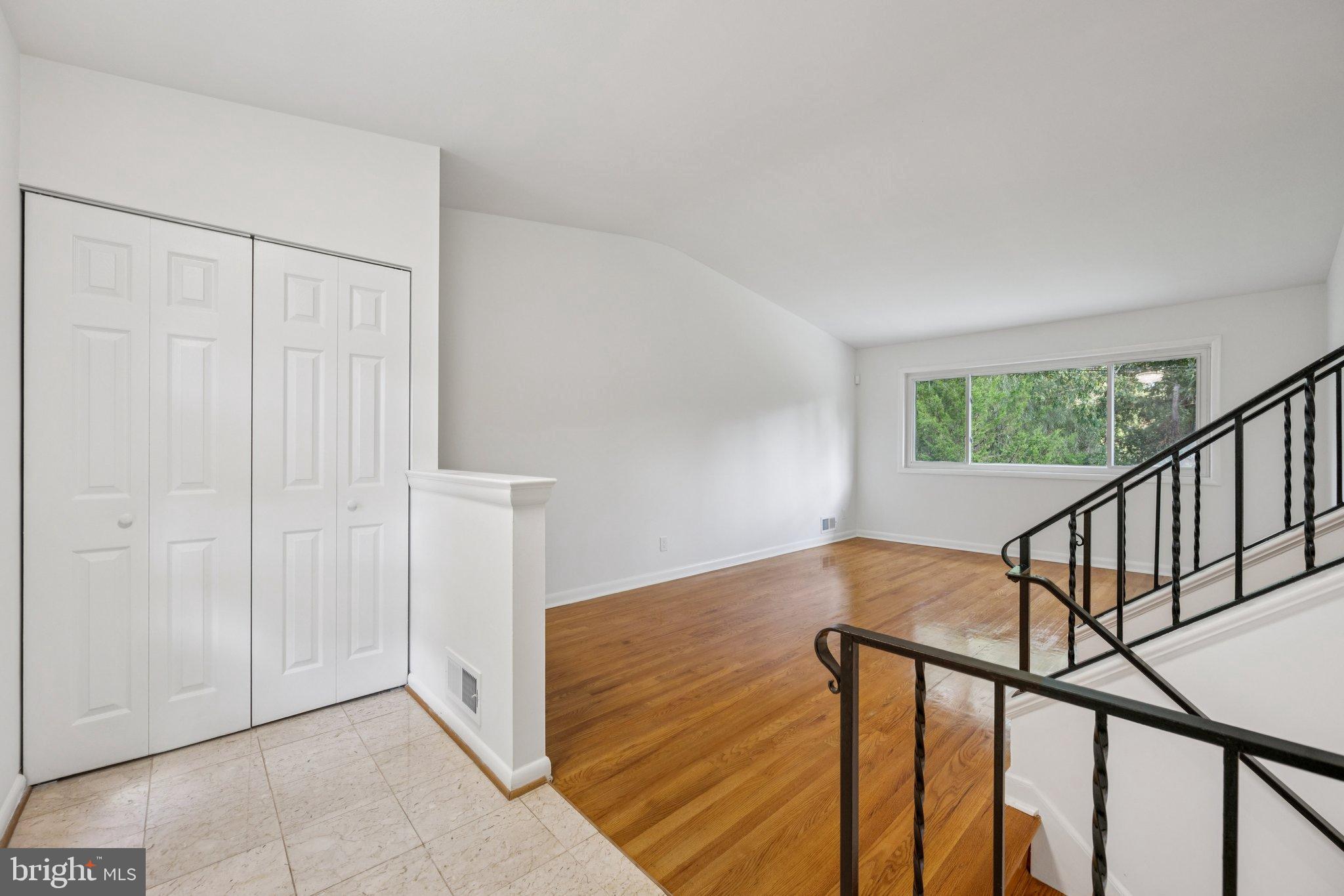 9801 Arbor Hill Drive Silver Spring, MD 20903 - Photo 5 of 28 Spacious entryway with natural light.