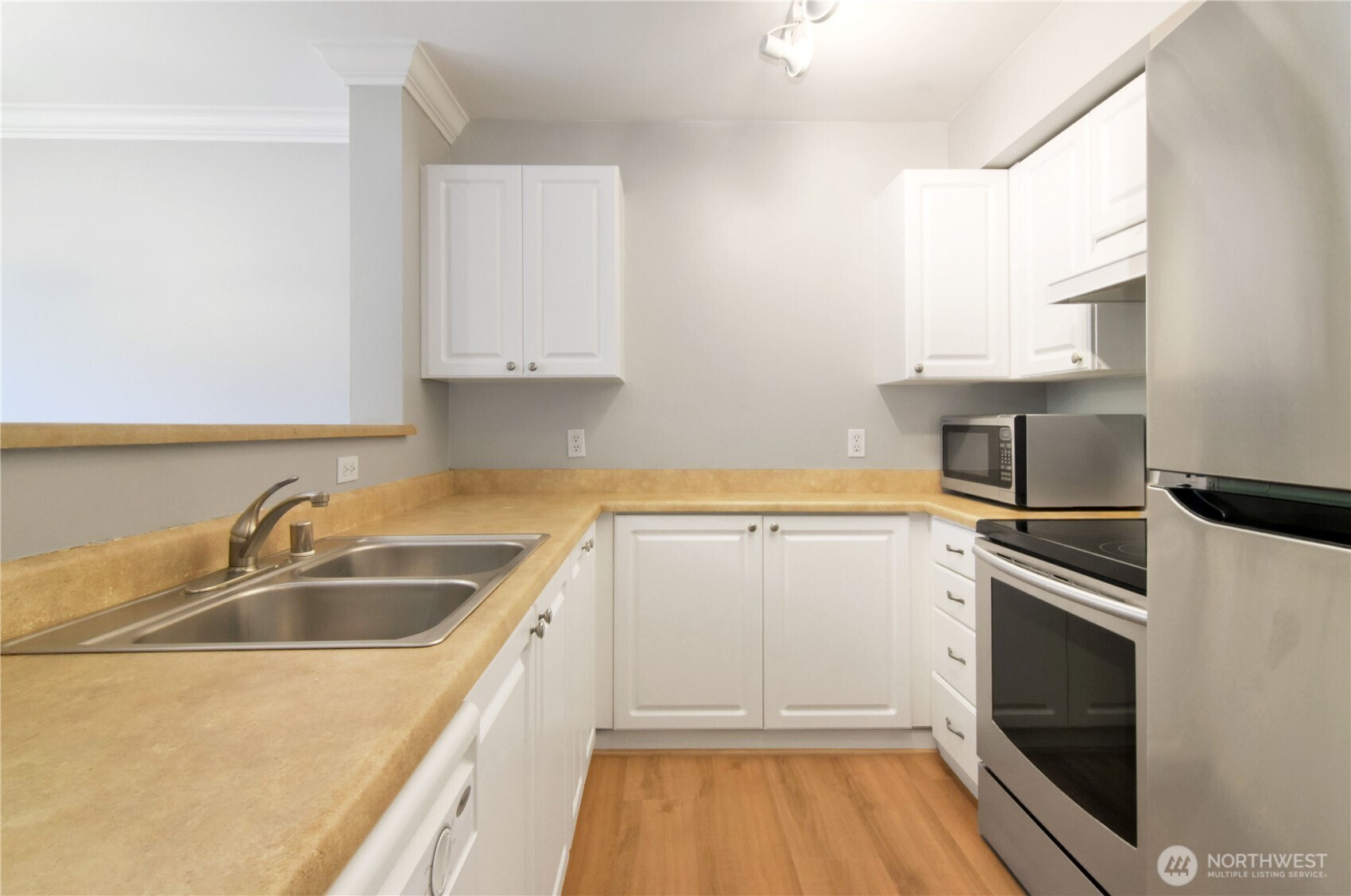 33020 10th Avenue Southwest, Unit Z203 Federal Way, WA 98023 - Photo 12 of 25 a kitchen that has a sink and a stove