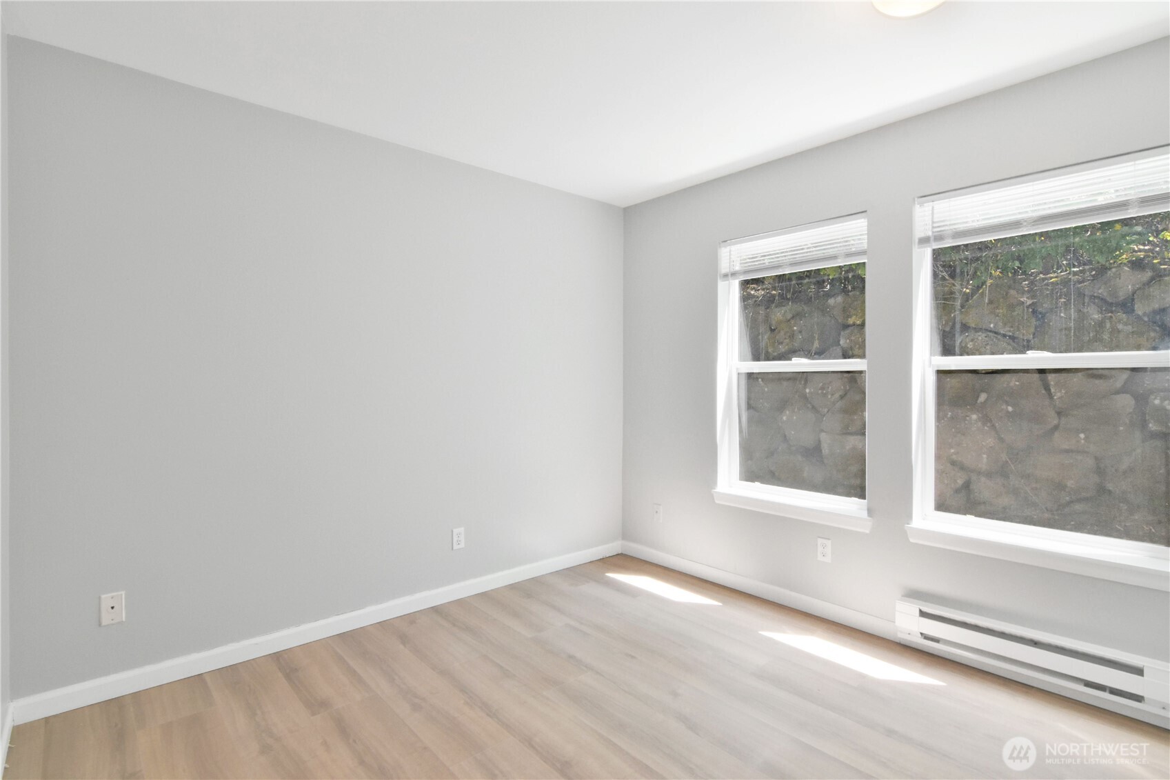 33020 10th Avenue Southwest, Unit Z203 Federal Way, WA 98023 - Photo 20 of 25 an empty room with a window