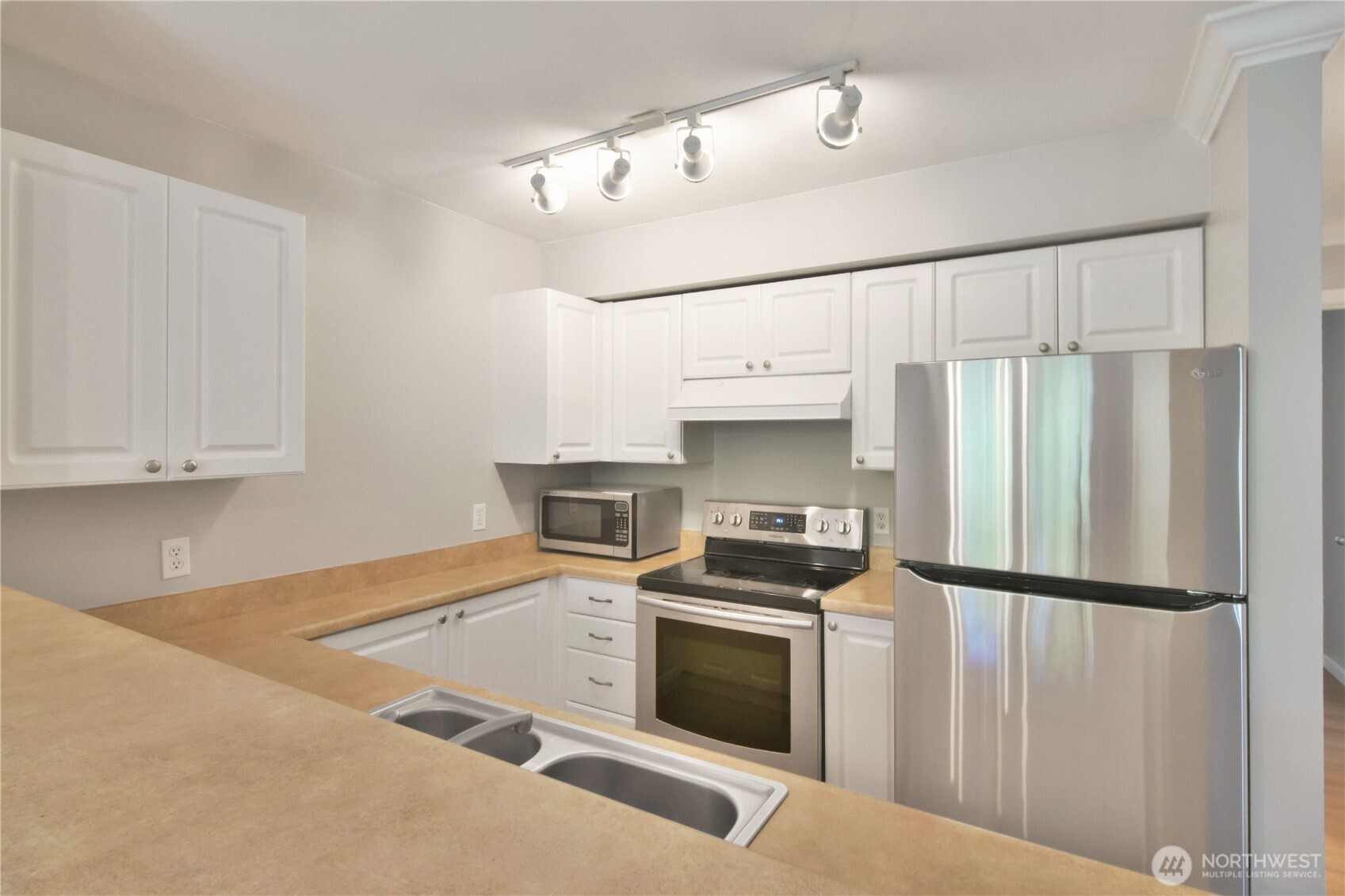 33020 10th Avenue Southwest, Unit Z203 Federal Way, WA 98023 - Photo 10 of 25 a kitchen with granite countertop a sink a stove and refrigerator