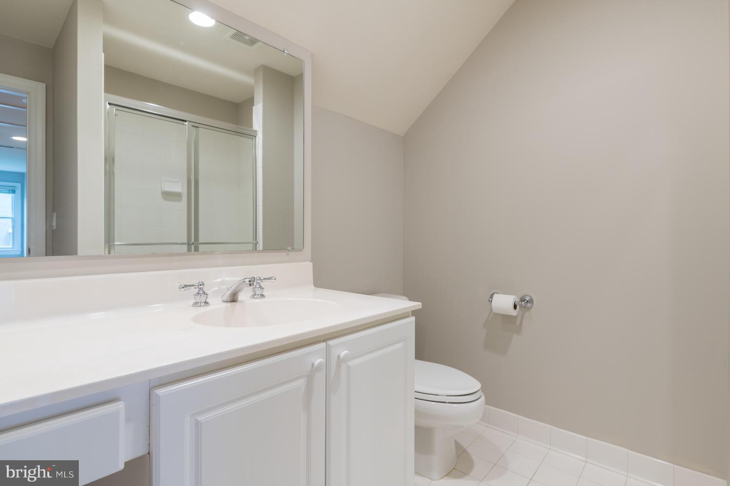 2121 21st Road North Arlington, VA 22201 - Photo 28 of 30 Full Bath 3 | Upper Level