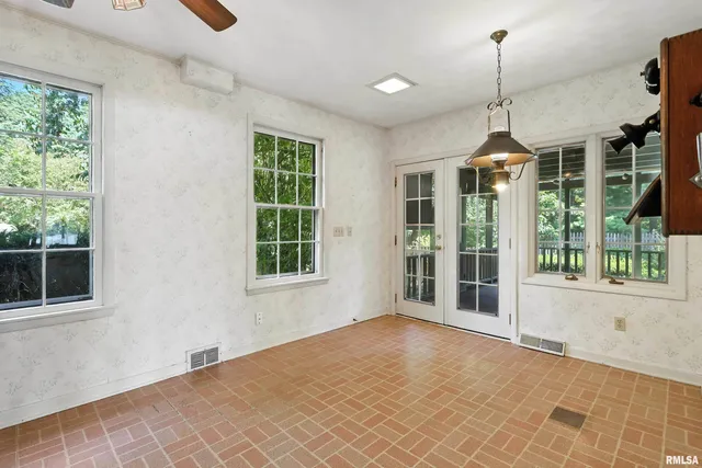 $495,000 | 25111 Valley Drive, Pleasant Valley, IA 52722