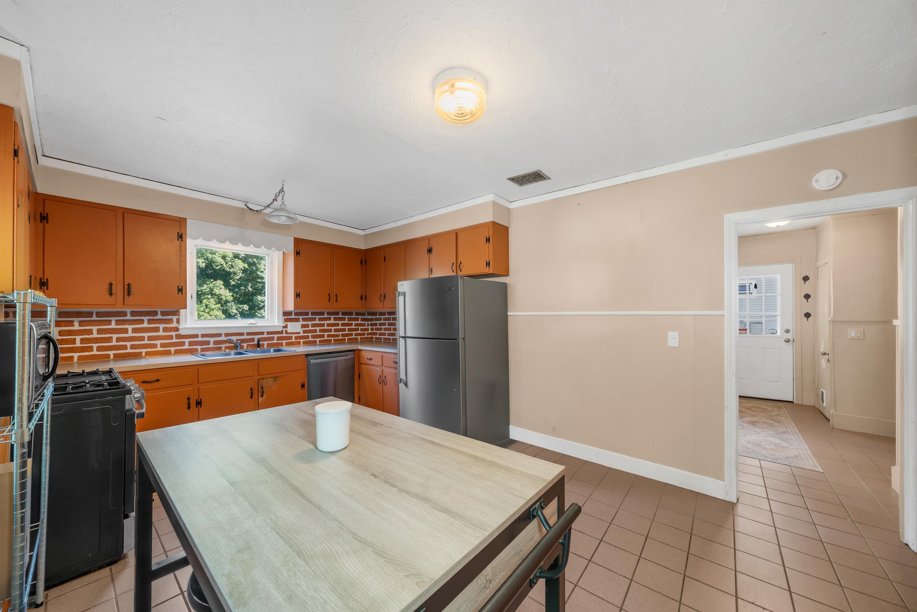 9 Grove Street Derry, NH 03038 - Photo 8 of 23