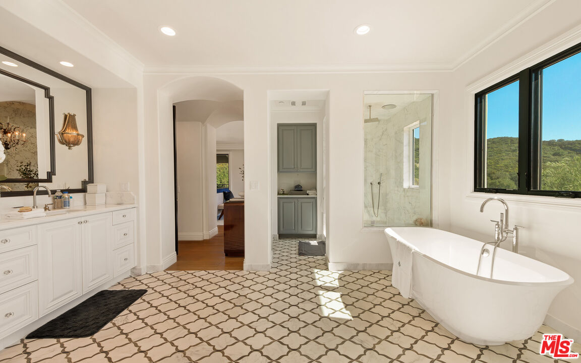 2691 Country Ridge Road Calabasas, CA 91302 - Photo 12 of 29 Gallery Image 12