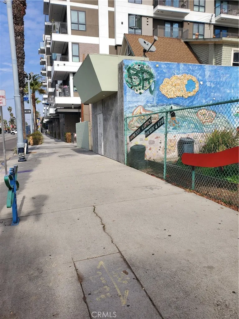 620 Pacific Avenue Long Beach, CA 90802 - Photo 3 of 4 an aerial view of a house with outdoor space