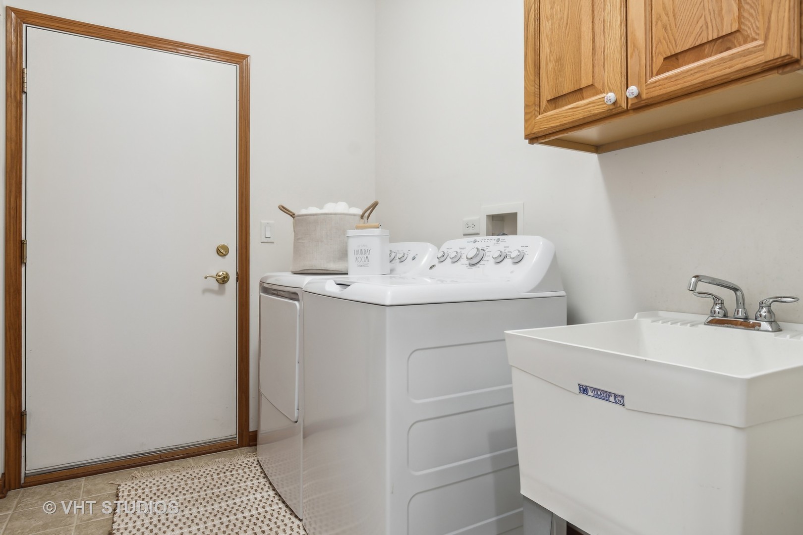 2934 Portage Street Naperville, IL 60564 - Photo 16 of 30 a utility room with dryer and washer