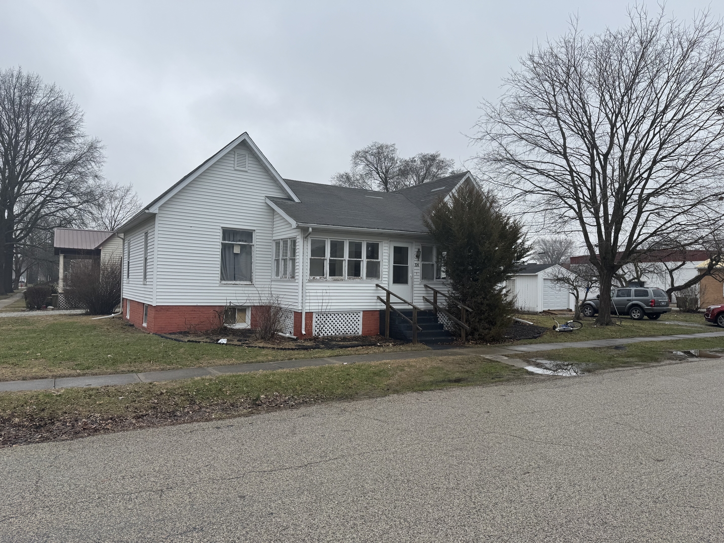 124 Central Street Atwood, IL 61913 - Photo 1 of 6 a view of a house with a yard