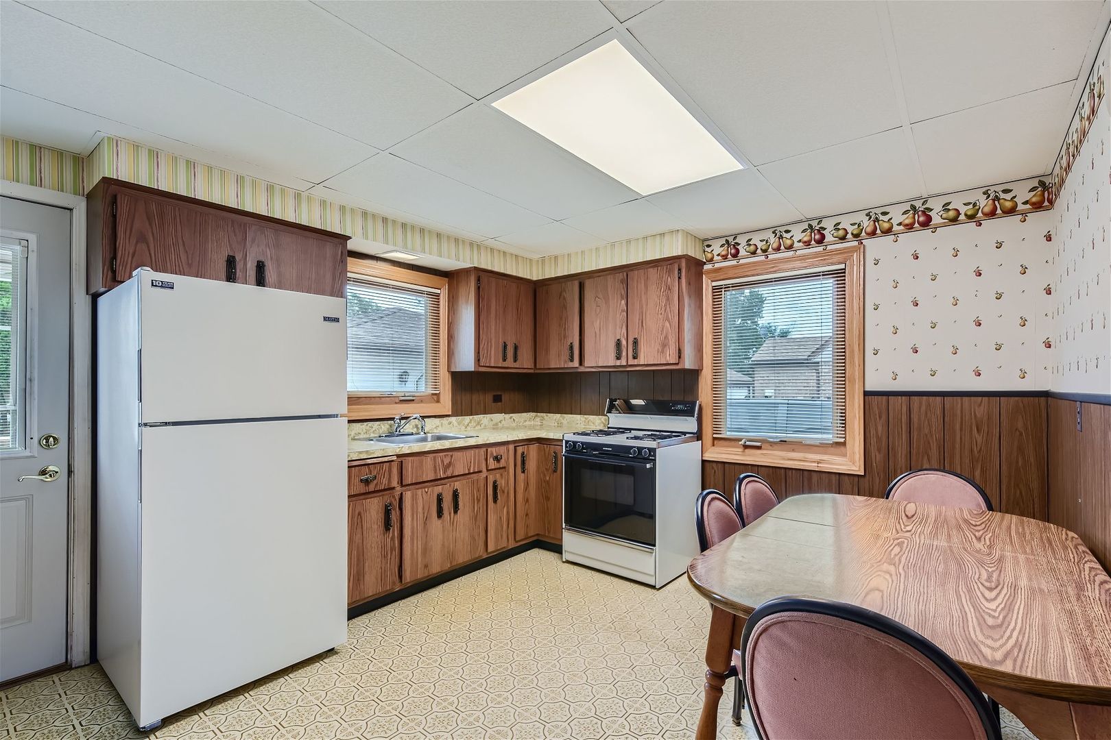 8225 Rutherford Avenue Burbank, IL 60459 - Photo 8 of 28 Gallery Image 8