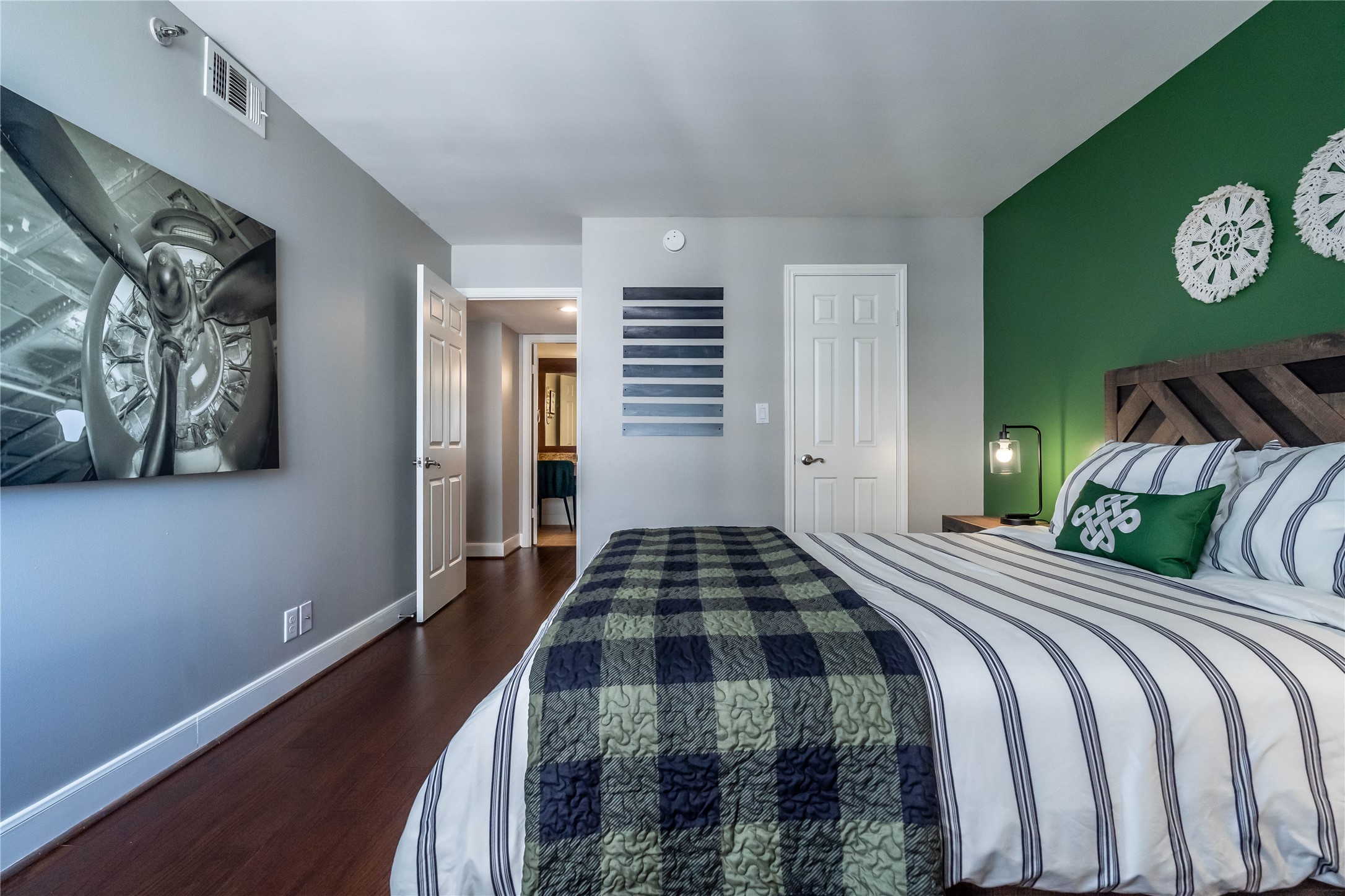 3525 Sage Road, Unit 1313 Houston, TX 77056 - Photo 11 of 18 a bedroom with a bed and a window