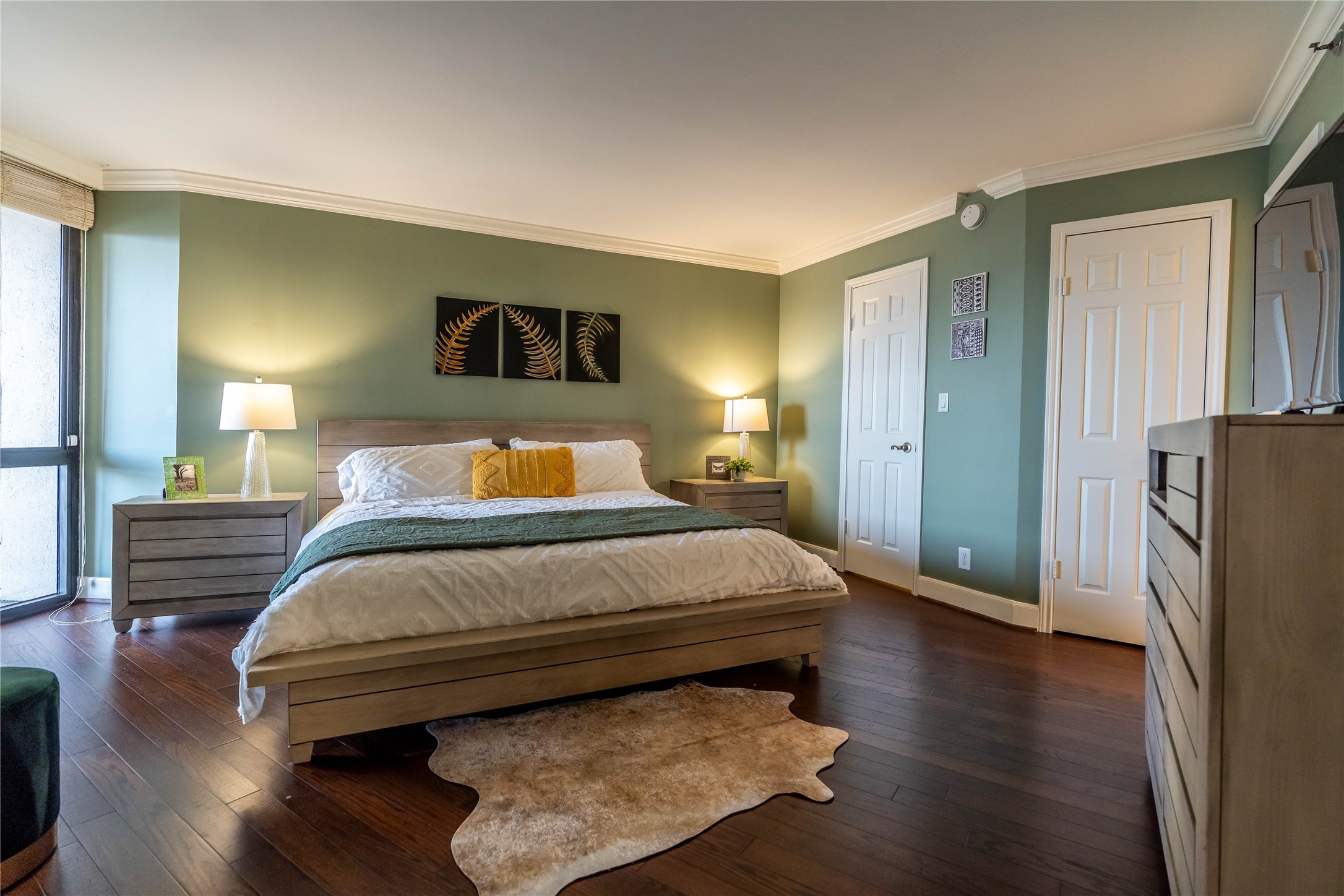 3525 Sage Road, Unit 1313 Houston, TX 77056 - Photo 5 of 18 a bedroom with a bed and wooden floor