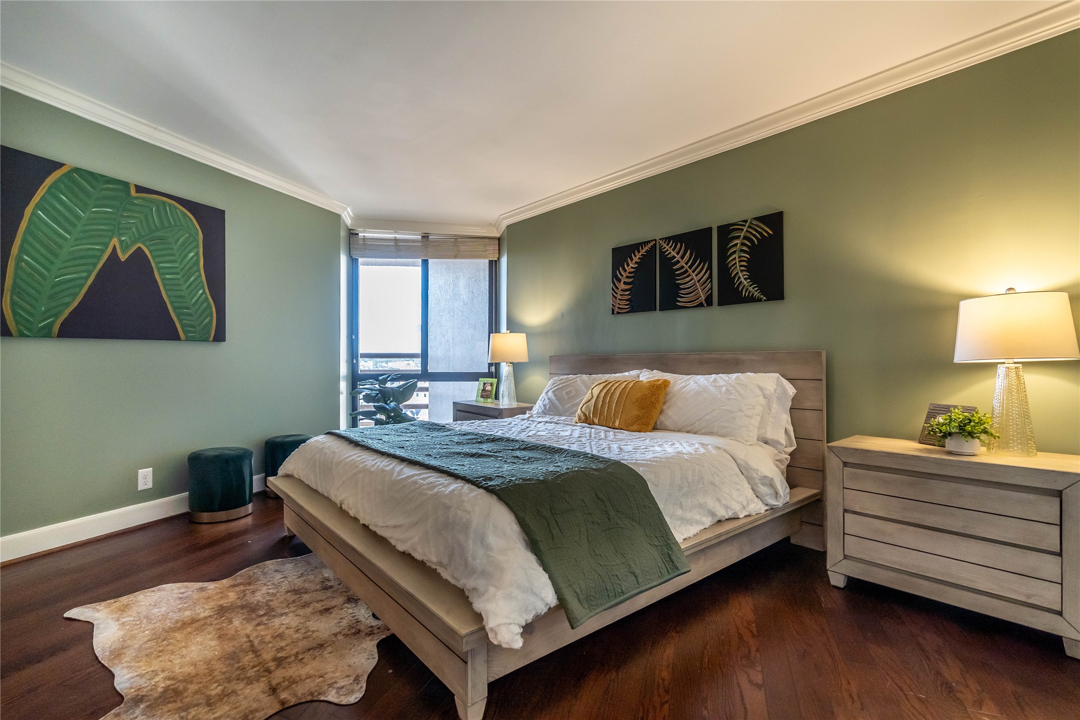 3525 Sage Road, Unit 1313 Houston, TX 77056 - Photo 6 of 18 a bedroom with a bed and lamp