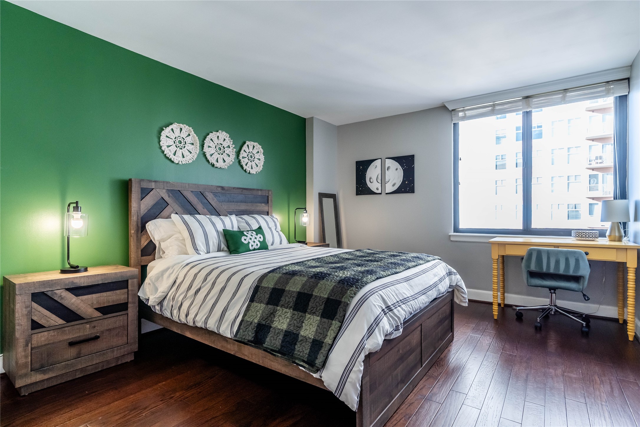 3525 Sage Road, Unit 1313 Houston, TX 77056 - Photo 10 of 18 a bedroom with a bed and a window