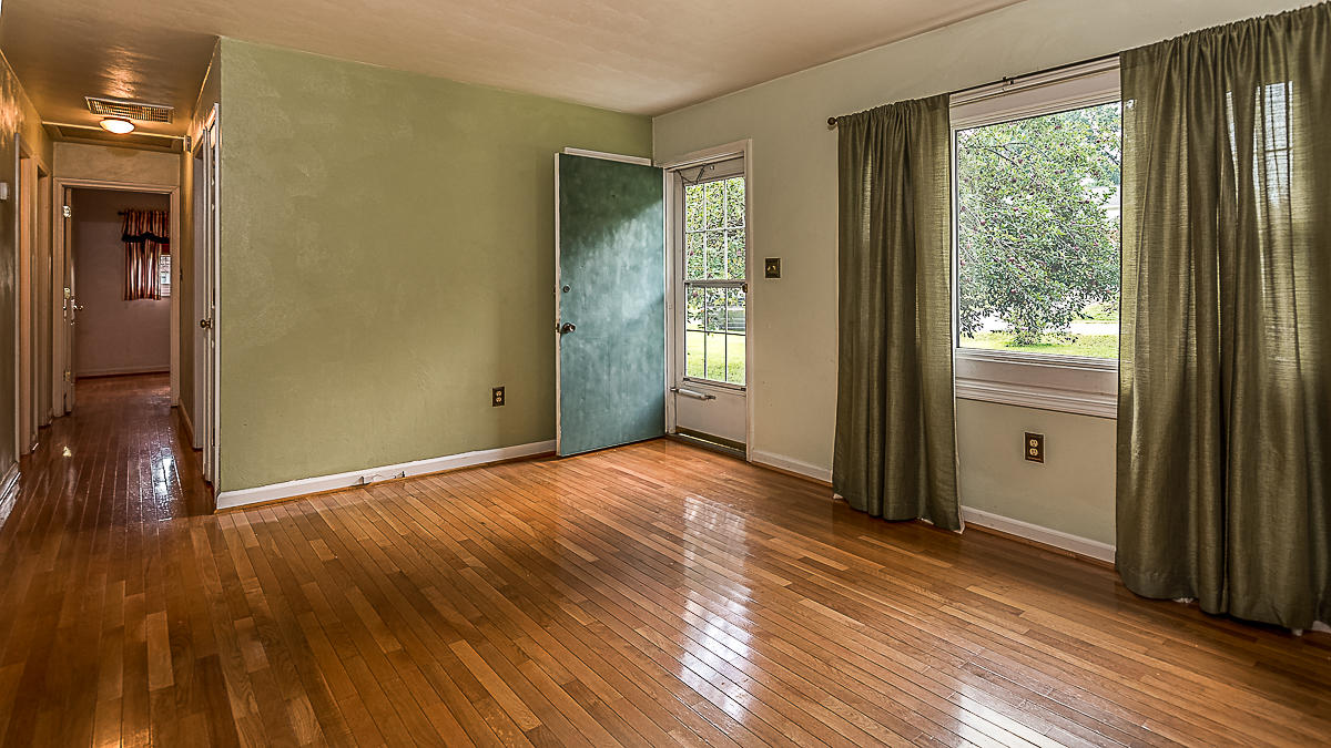 346 Oak Drive Blue Ridge, VA 24064 - Photo 2 of 15 Living Room