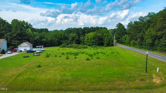 a view of an house with a yard