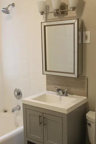 $2,345 | 5024 North Winthrop Avenue, Unit 2E, Chicago, IL 60640