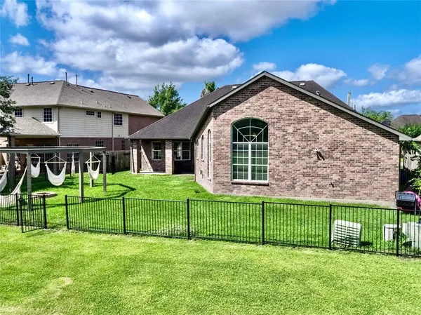 $3,400 | 3403 East Cedar Hollow Drive, Pearland, TX 77584