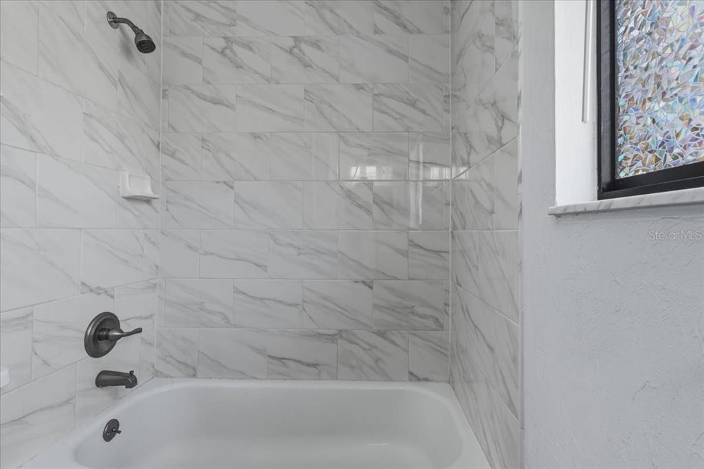 2508 Southwest 35th Place, Unit D19 Gainesville, FL 32608 - Photo 23 of 25 a bathroom with a bathtub