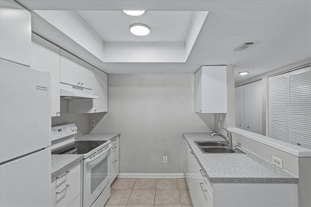 2508 Southwest 35th Place, Unit D19 Gainesville, FL 32608 - Photo 8 of 25 a kitchen that has a sink and a stove