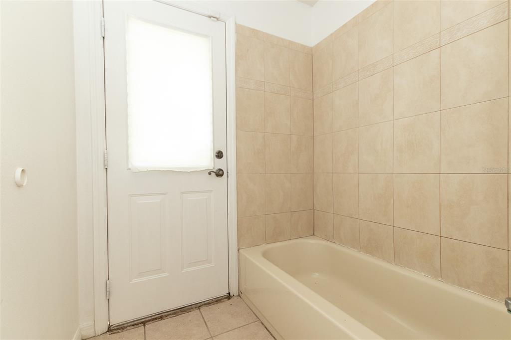 3858 Southwest 161st Street Ocala, FL 34473 - Photo 27 of 67 a bathroom with a bathtub