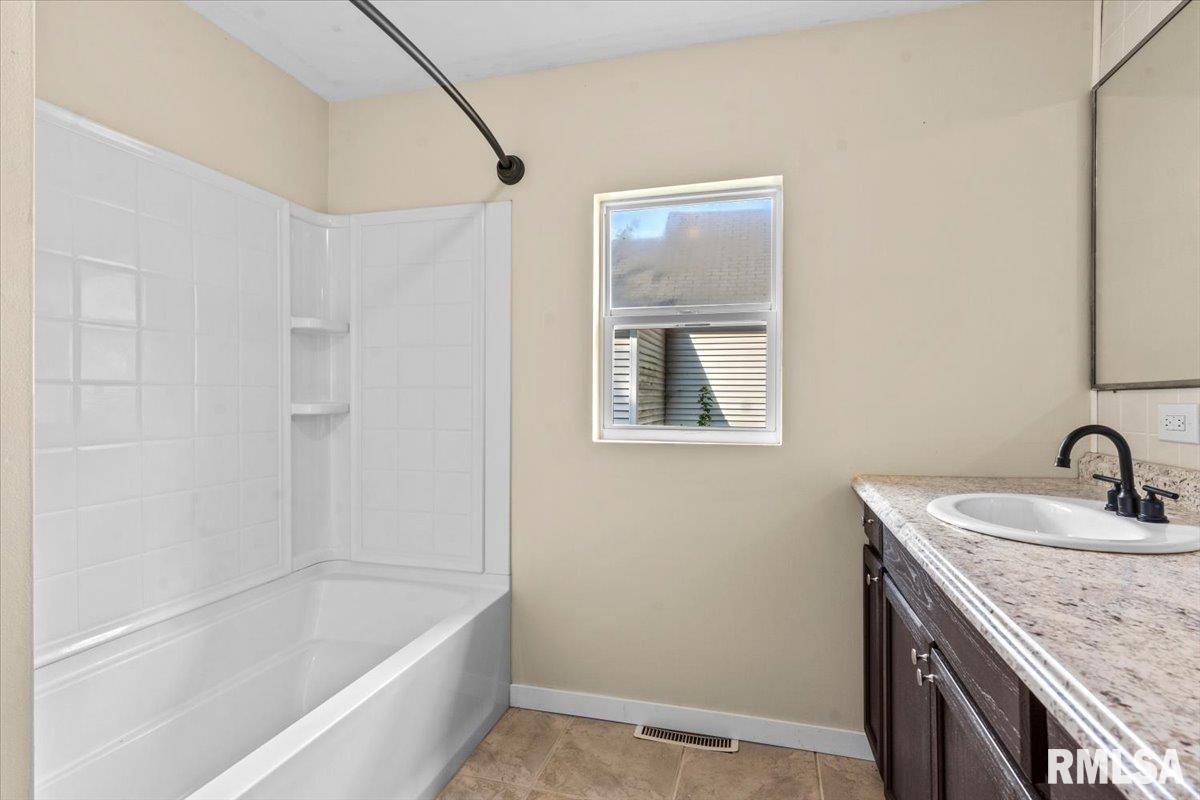 225 North English Avenue Springfield, IL 62702 - Photo 13 of 19