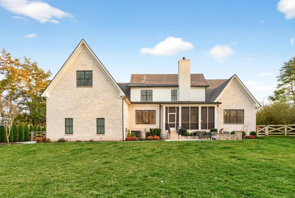 a view of a house with backyard and garden