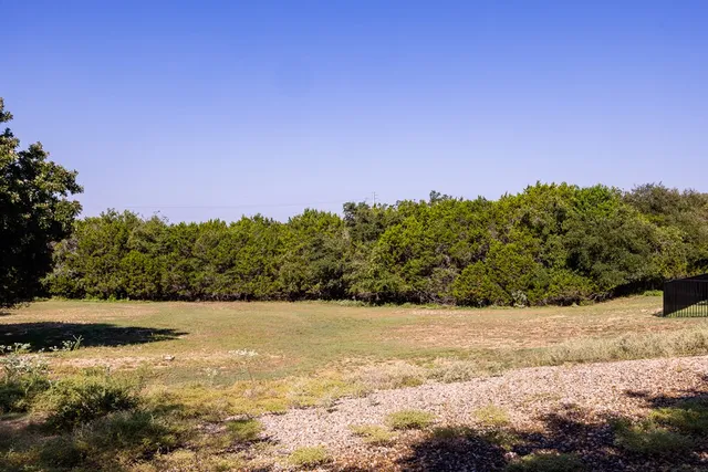a view of a yard with a house