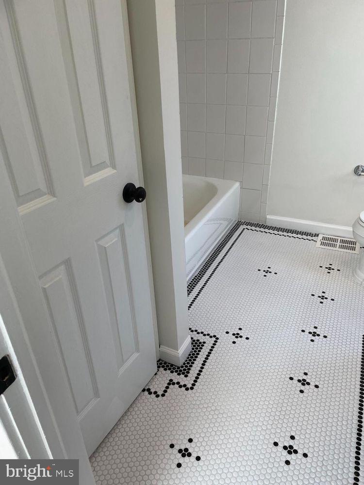 624 14th Place Northeast Washington, DC 20002 - Photo 16 of 22 a bathroom with a bathtub