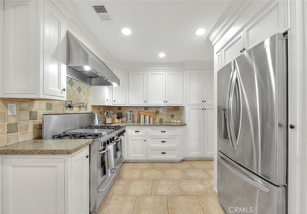 750 Jericho Drive Fallbrook, CA 92028 - Photo 26 of 74 a kitchen with stainless steel appliances granite countertop a refrigerator and a stove