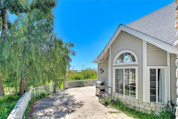 a view of a house with backyard and porch
